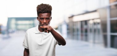 Genç serin siyah adam işareti. tek renkli bir arka plana dayanır kişi kesip