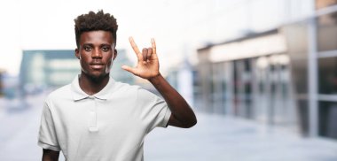 Genç serin siyah adam işareti. tek renkli bir arka plana dayanır kişi kesip