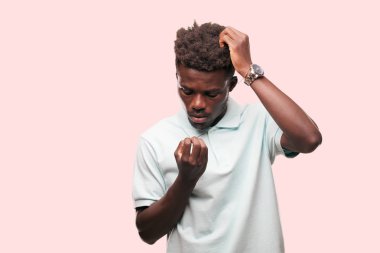 Genç serin siyah adam işareti. tek renkli bir arka plana dayanır kişi kesip