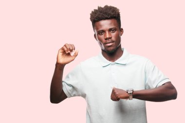 Genç serin siyah adam işareti. tek renkli bir arka plana dayanır kişi kesip