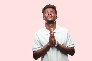 Genç serin siyah adam işareti. tek renkli bir arka plana dayanır kişi kesip