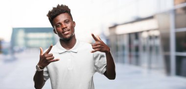 Genç serin siyah adam işareti. tek renkli bir arka plana dayanır kişi kesip