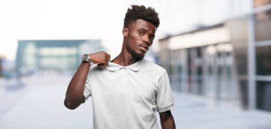 Genç serin siyah adam işareti. tek renkli bir arka plana dayanır kişi kesip