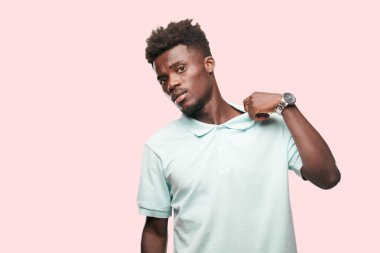 Genç serin siyah adam işareti. tek renkli bir arka plana dayanır kişi kesip