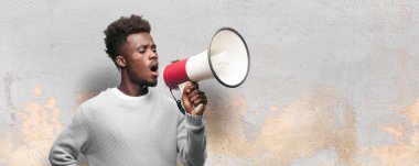 Genç siyah adam bir megafon ile