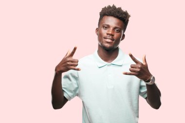 Genç serin siyah adam işareti. tek renkli bir arka plana dayanır kişi kesip