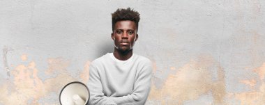 Genç siyah adam bir megafon ile