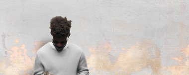 bir kupa ile genç siyah adam