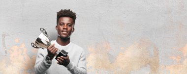 bir kupa ile genç siyah adam