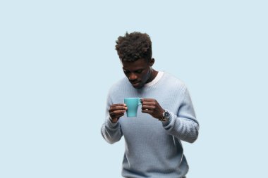 bir fincan kahve ile genç siyah adam