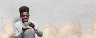 bir fincan kahve ile genç siyah adam