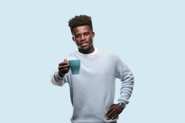 bir fincan kahve ile genç siyah adam