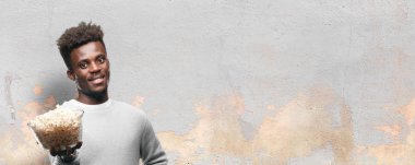 Genç adam patlamış mısır ile siyah. Sinema kavramı.