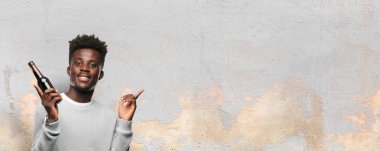 bir bira olan genç siyah adam