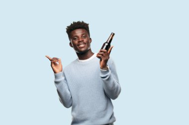 bir bira olan genç siyah adam