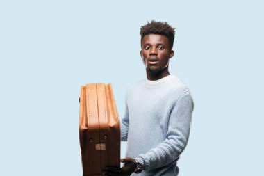 Genç adam bir deri çanta siyah. Seyahat veya turist kavramı.