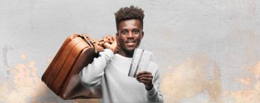 Genç adam bir deri çanta siyah. Seyahat veya turist kavramı.