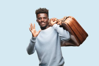 Genç adam bir deri çanta siyah. Seyahat veya turist kavramı.