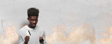 Genç adam bir kredi kartı ile siyah. Para kavramı.