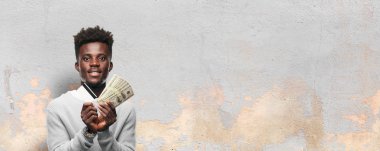 Genç adam bir kredi kartı ile siyah. Para kavramı.