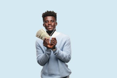 Genç adam bir kredi kartı ile siyah. Para kavramı.