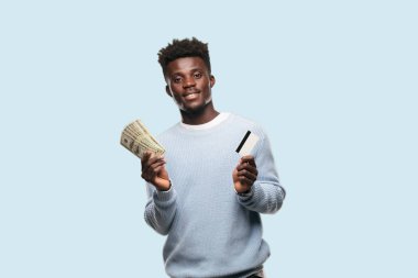 Genç adam bir kredi kartı ile siyah. Para kavramı.