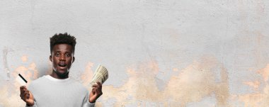 Genç adam bir kredi kartı ile siyah. Para kavramı.