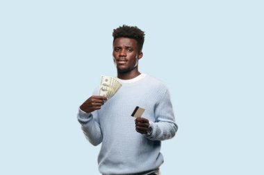 Genç adam bir kredi kartı ile siyah. Para kavramı.