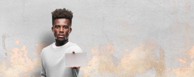 boş bir afişini tutan genç siyah adam