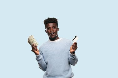 Genç adam bir kredi kartı ile siyah. Para kavramı.