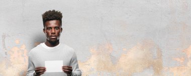 boş bir afişini tutan genç siyah adam