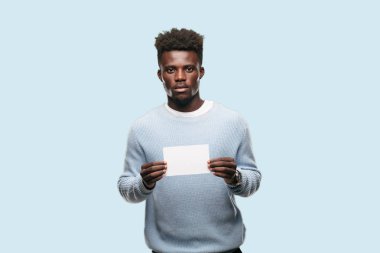 boş bir afişini tutan genç siyah adam