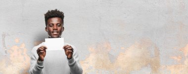 boş bir afişini tutan genç siyah adam