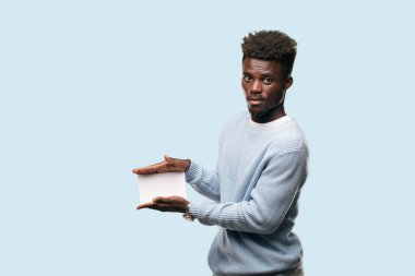 boş bir afişini tutan genç siyah adam