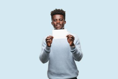 boş bir afişini tutan genç siyah adam