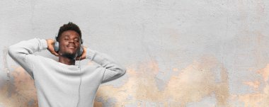 Genç siyah adam onun kulaklık ile müzik dinleme