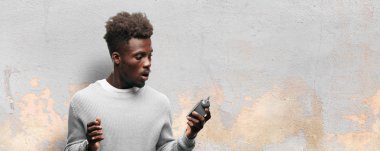 Genç siyah adam ile bir çalar saat