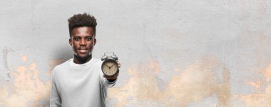 Genç siyah adam ile bir çalar saat