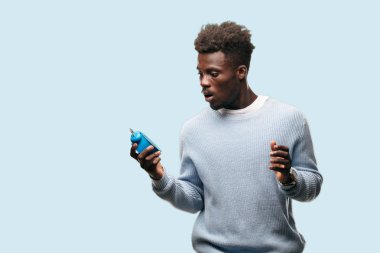 Genç siyah adam ile bir çalar saat