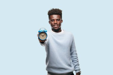 Genç siyah adam ile bir çalar saat