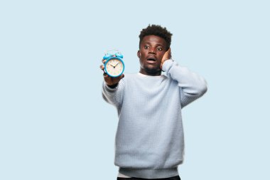 Genç siyah adam ile bir çalar saat