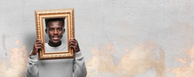 altın bir barok çerçeve ile genç siyah adam