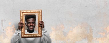 altın bir barok çerçeve ile genç siyah adam