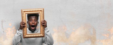 altın bir barok çerçeve ile genç siyah adam