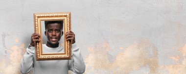 altın bir barok çerçeve ile genç siyah adam