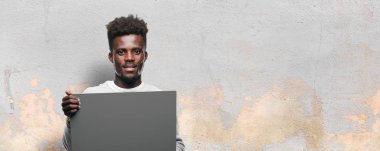 Senin konseptin yerleştirmek için boş bir afişini tutan genç siyah adam