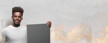 Senin konseptin yerleştirmek için boş bir afişini tutan genç siyah adam