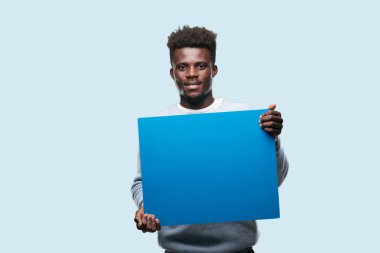 Senin konseptin yerleştirmek için boş bir afişini tutan genç siyah adam