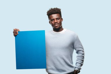 Senin konseptin yerleştirmek için boş bir afişini tutan genç siyah adam