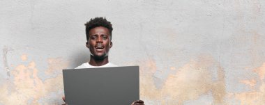 Senin konseptin yerleştirmek için boş bir afişini tutan genç siyah adam